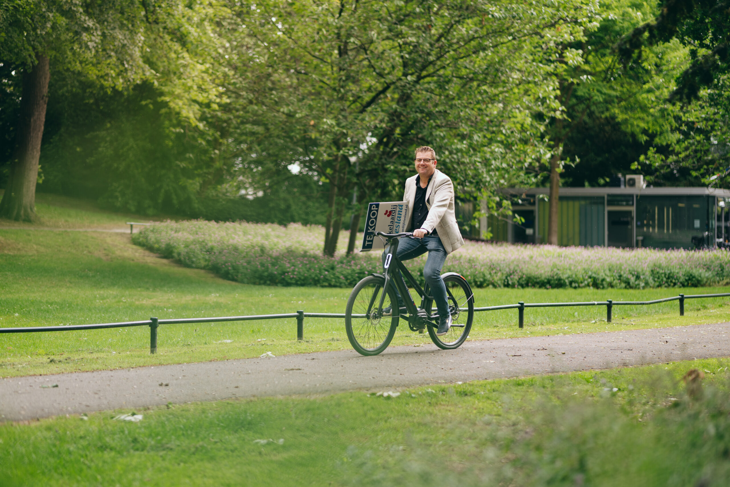 Makelaardij Friesland stapt op de fiets