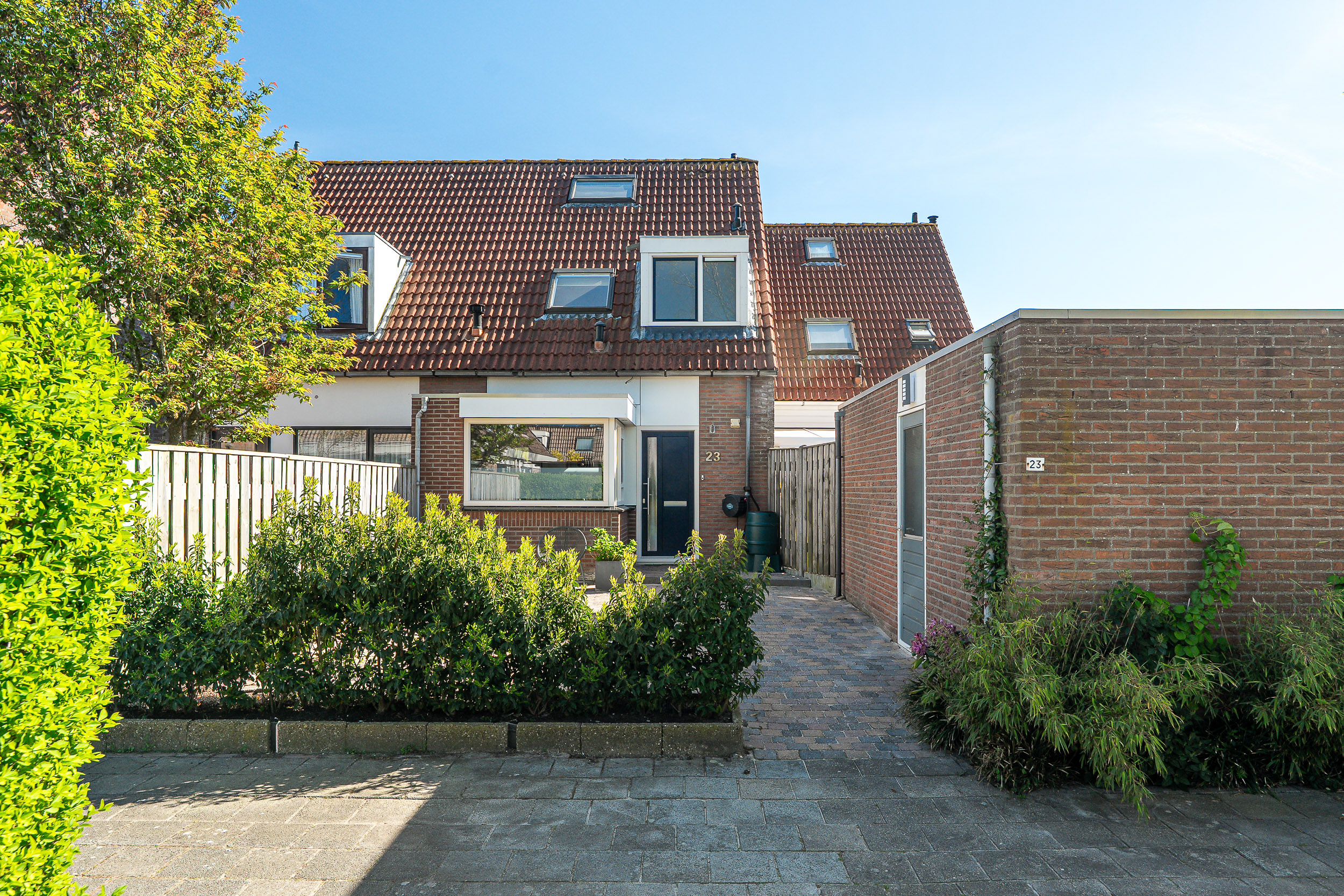 Wilgeroosje 23, Sneek 1